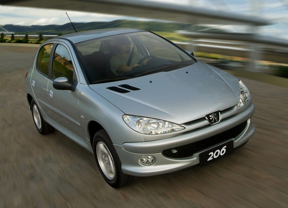 Peugeot 206 de 2006 é um dos modelos de melhor custo-benefício dentre os carros de até R$ 15 mil — Foto: Divulgação/Peugeot