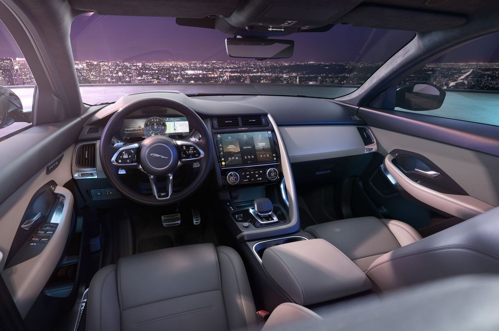 Jaguar E-Pace 2022 tem tecnologia de carregamento sem fio para smartphones por conexão Bluetooth — Foto: Divulgação