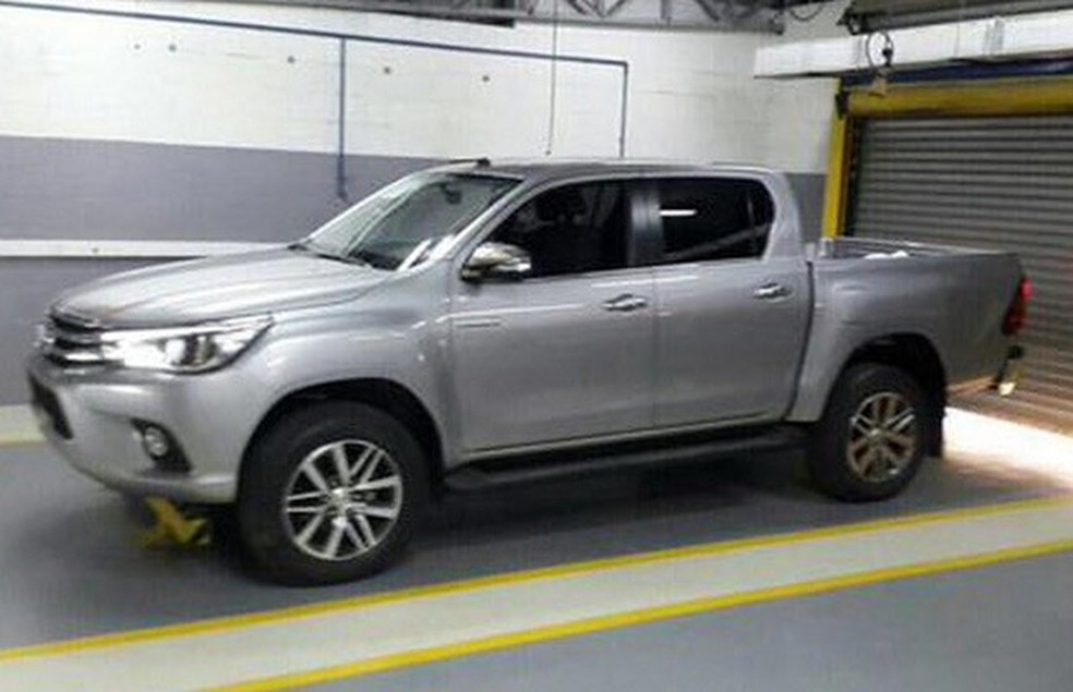 Imagem da nova Toyota Hilux cai na internet (Foto: Reprodução) — Foto: Auto Esporte