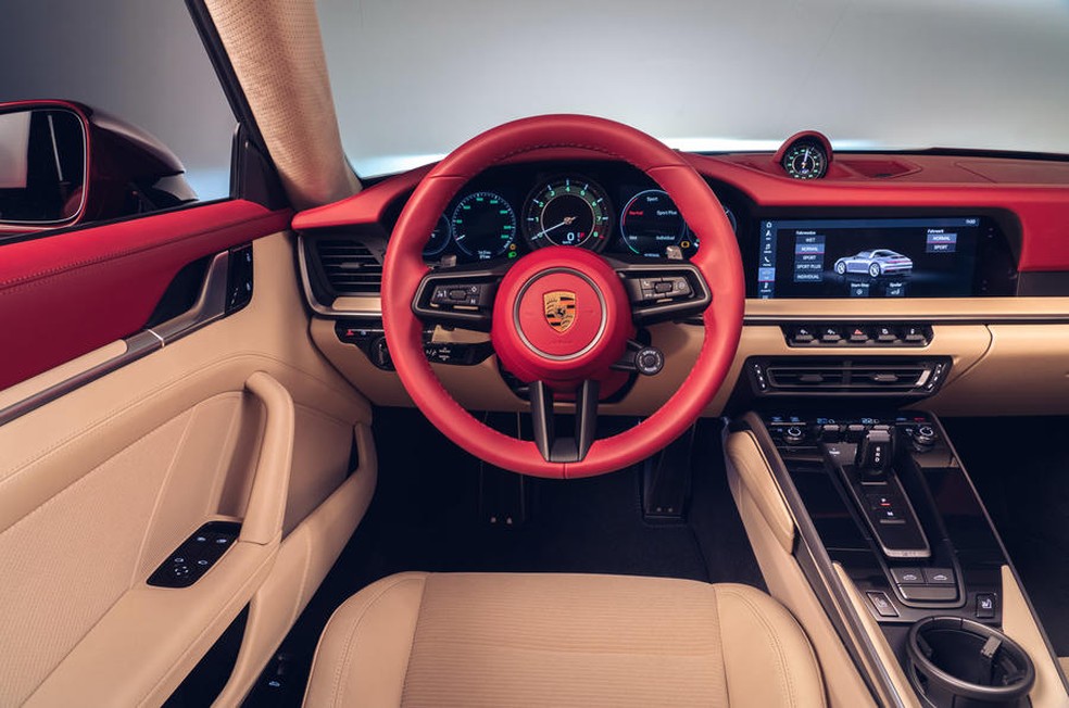 Superesportivo tem o interior todo em vermelho e bancos em tom creme — Foto: Divulgação 