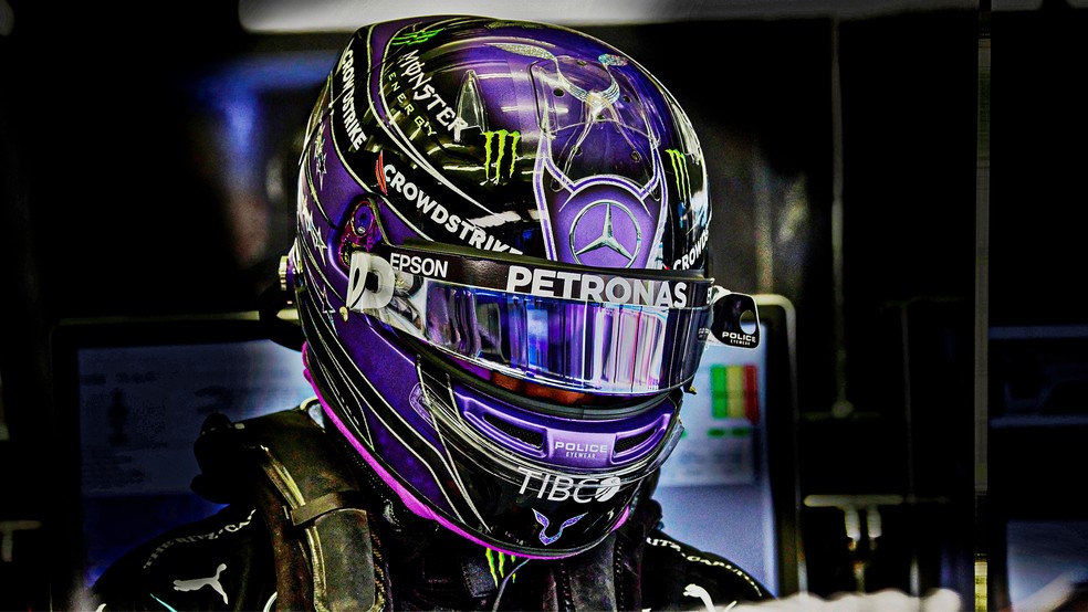 O novo patrocinador estampado na testeira do capacete foi o maior desafio para ser cumprido em 2021 — Foto: Divulgação Mercedes F1