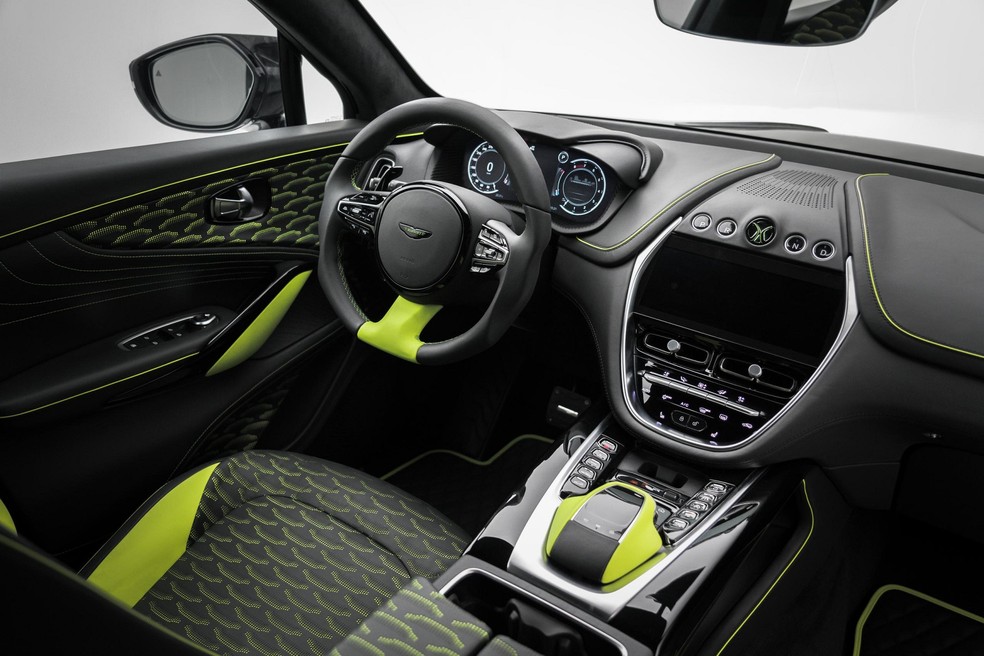 O interior tem o verde Lime usado mais intensamente nas portas, bancos, volante e console central — Foto: Divulgação