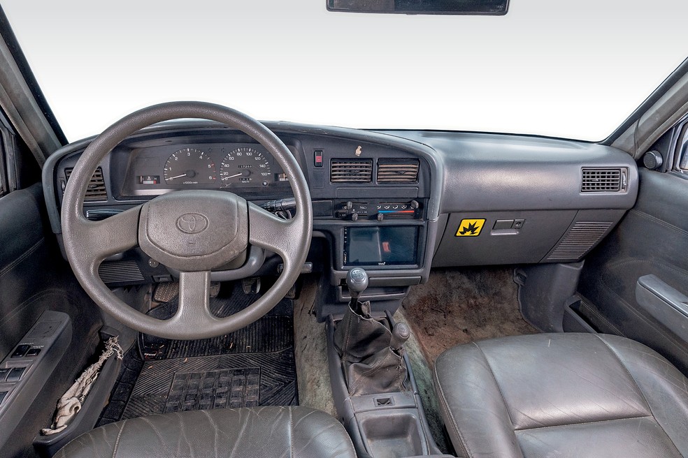 Toyota Hilux 1998 tem pedais originais e console conta com manopla extra para a reduzida — Foto: Renato Durães/Autoesporte