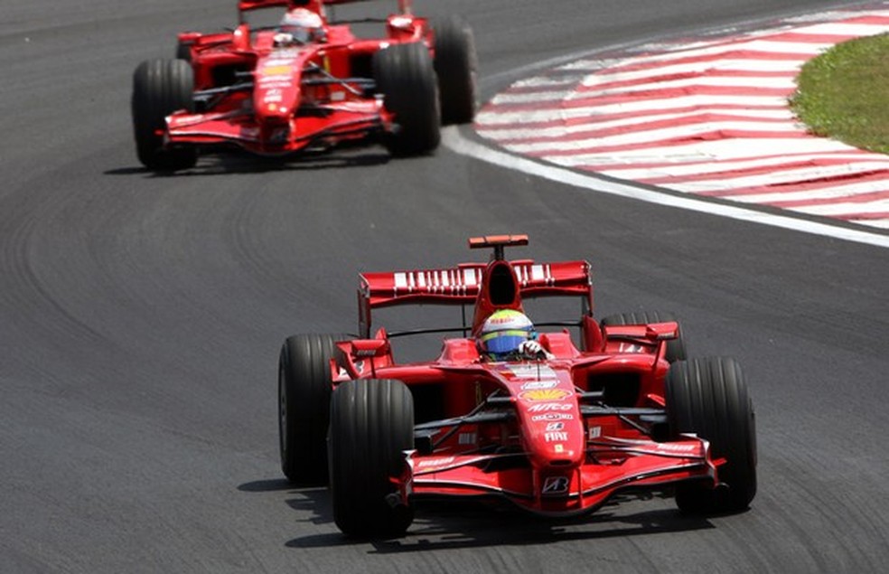 Massa e Raikkonen no GP do Brasil de 2007 (Foto: Divulgação) — Foto: Auto Esporte
