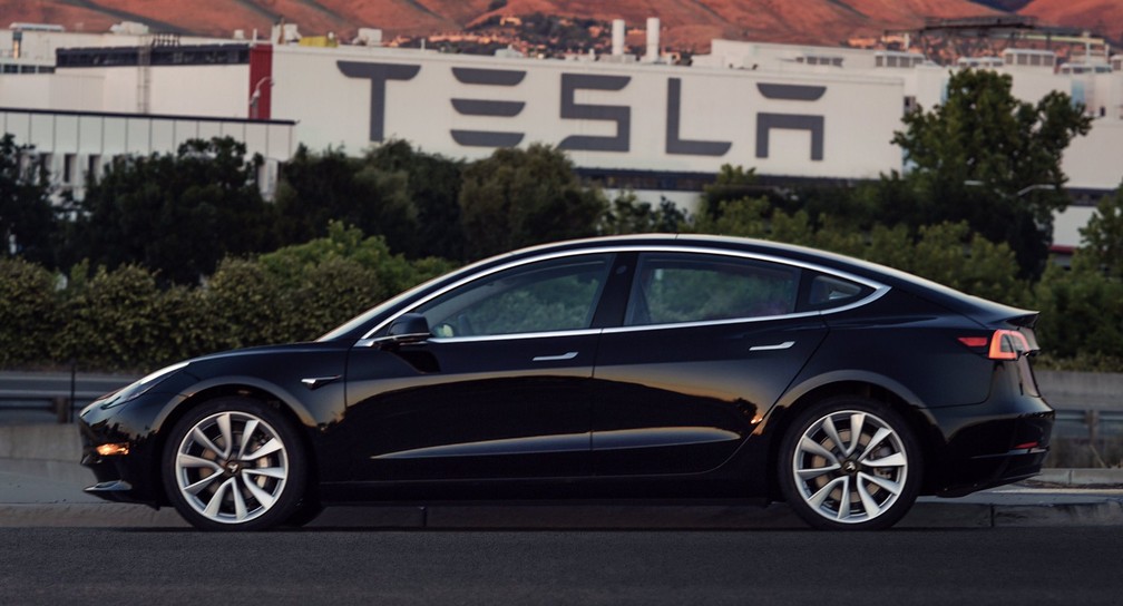 Primeiro Tesla Model 3 que saiu dá fábrica nos EUA — Foto: Reprodução/Elon Musk/Twitter