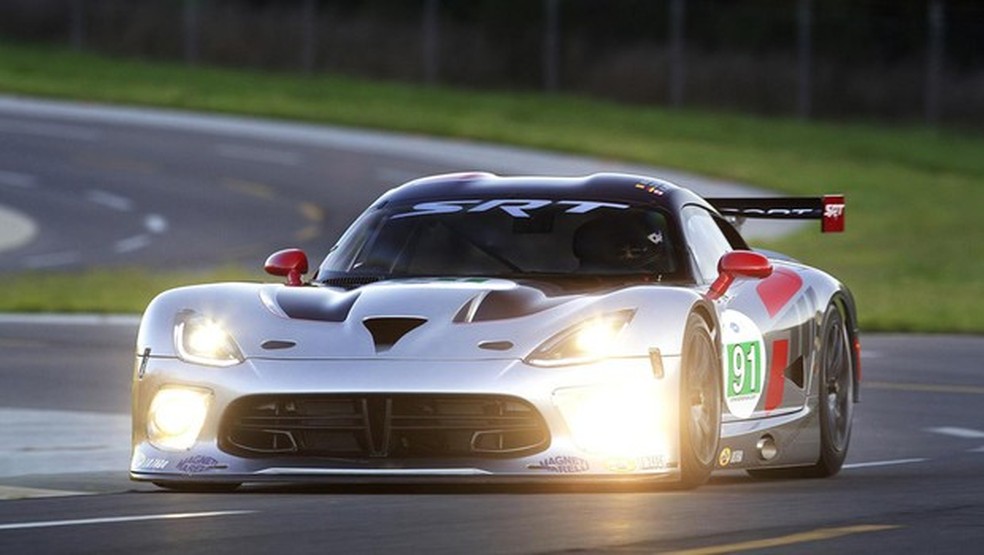 SRT Viper GTS-R se prepara para acelerar em Le Mans, onde foi campeão de 1998 a 2000 (Foto: Divulgação) — Foto: Auto Esporte