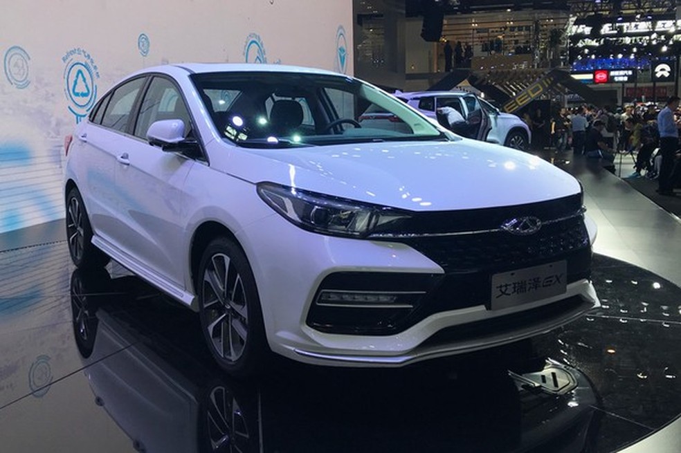 Para-choque agressivo com luzes de rodagem diurna chamam atenção no sedã (Foto: Auto News Brasil) — Foto: Auto Esporte
