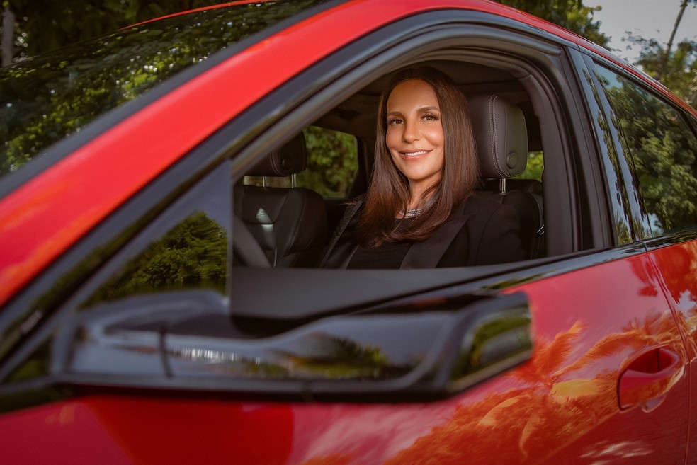 Ivete Sangalo entra em cena com o e-tron Sportback — Foto: Divulgação