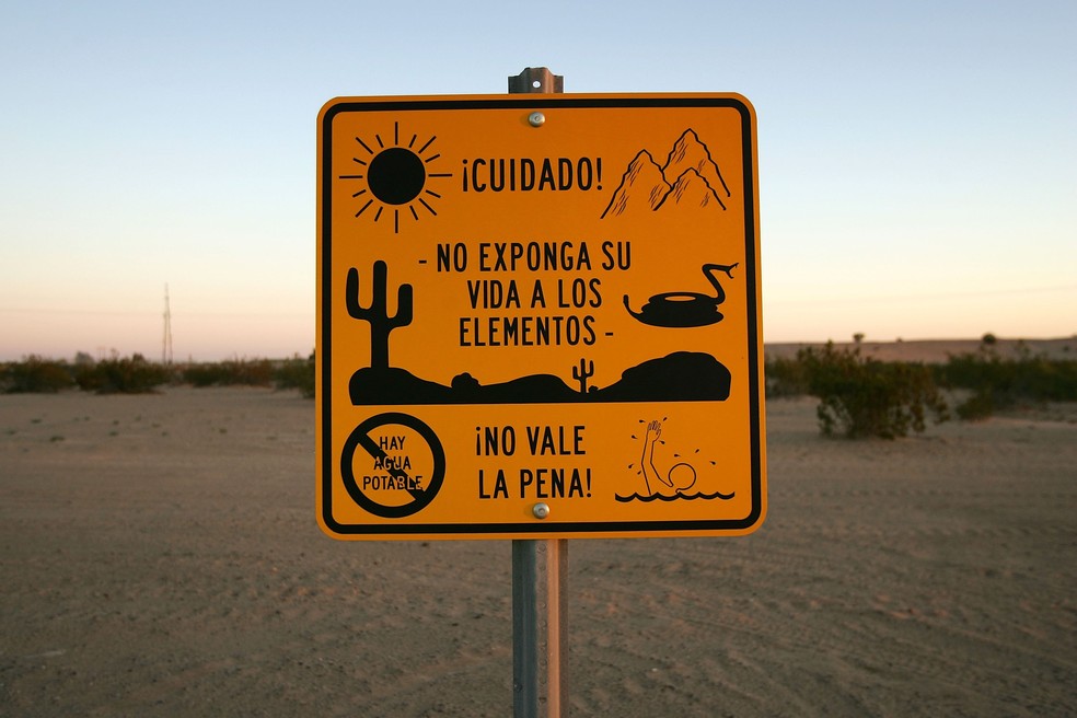 Muitos lugares do México têm placas alertando sobre os perigos de arriscar na travessia ilegal  — Foto: Getty images 