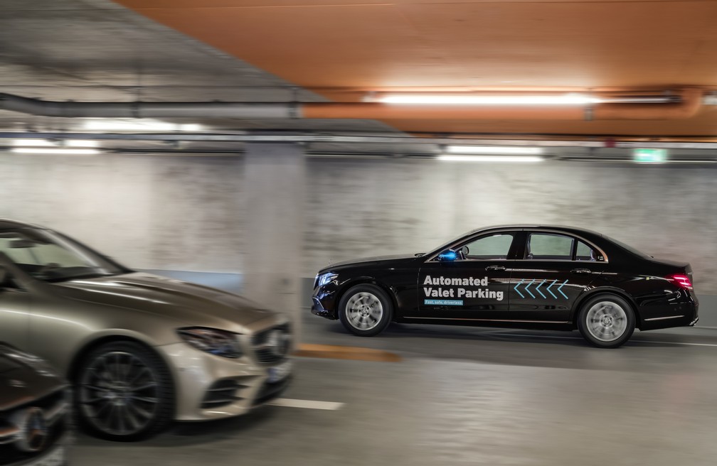 Carro autônomo no estacionamento do museu da Mercedes, na Alemanha — Foto: Divulgação
