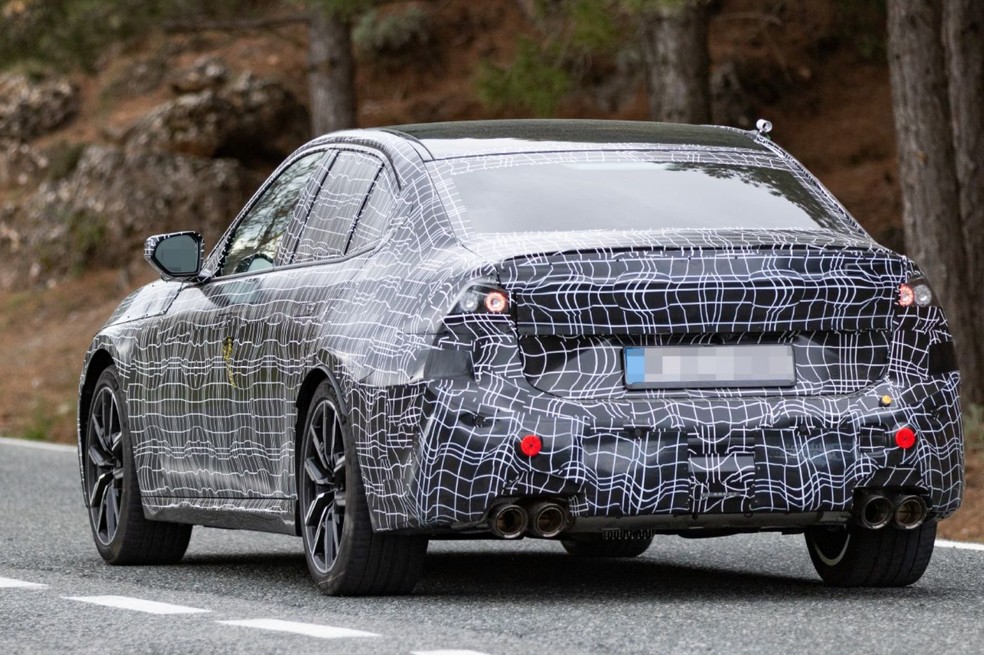 Novo BMW Série 3 a combustão usará versão atualizada da plataforma CLAR  — Foto: Reprodução/Motor.es