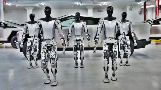 Tesla coloca seus "robôs humanos" nas lojas para atrair clientes e vender mais carros