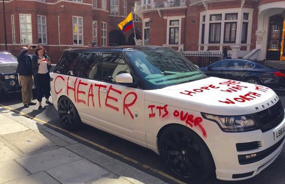 Carro de R$ 460 mil é pichado em Londres por causa de traição