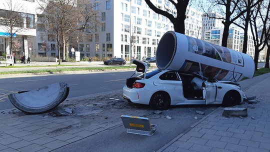 BMW M2 de meio milhão de reais é esmagado por coluna de concreto após vacilo de motorista 