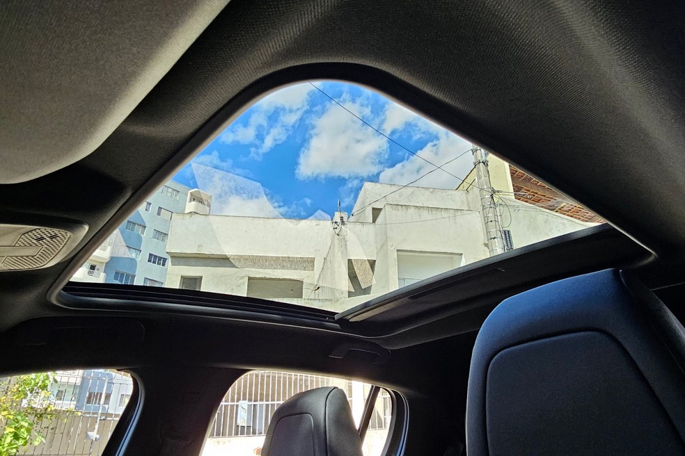 Peugeot 208 traz teto panorâmico como item de série na versão mais cara com pegada esportiva  — Foto: Jady Peroni/Auto News Brasil
