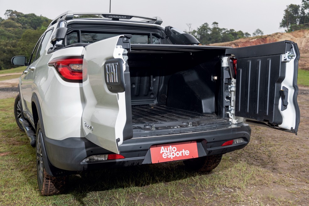 Comparativo: Ford Ranger Black 4x2 ou Fiat Toro Ranch 4x4 por R$ 220 mil?