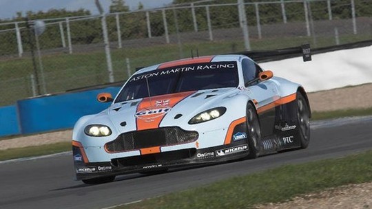 Aston Martin de competição é equipado com painéis solares
