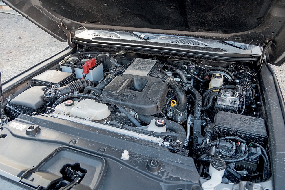 Motor 2.8 turbodiesel de 204 cv é exatamente o mesmo da Hilux vendida no Brasil — Foto: Renato Durães/Auto News Brasil