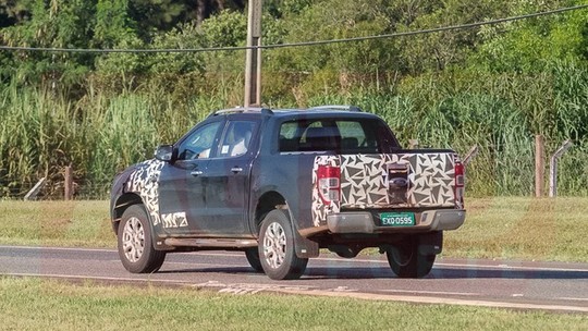 Próxima do lançamento, nova Ford Ranger é flagrada com leve camuflagem 