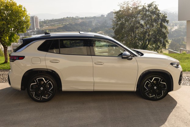 Novo Volkswagen Tiguan R-Line - lateral estática