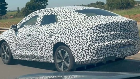 Flagra: BYD King híbrido já está no Brasil e quer destronar o Corolla