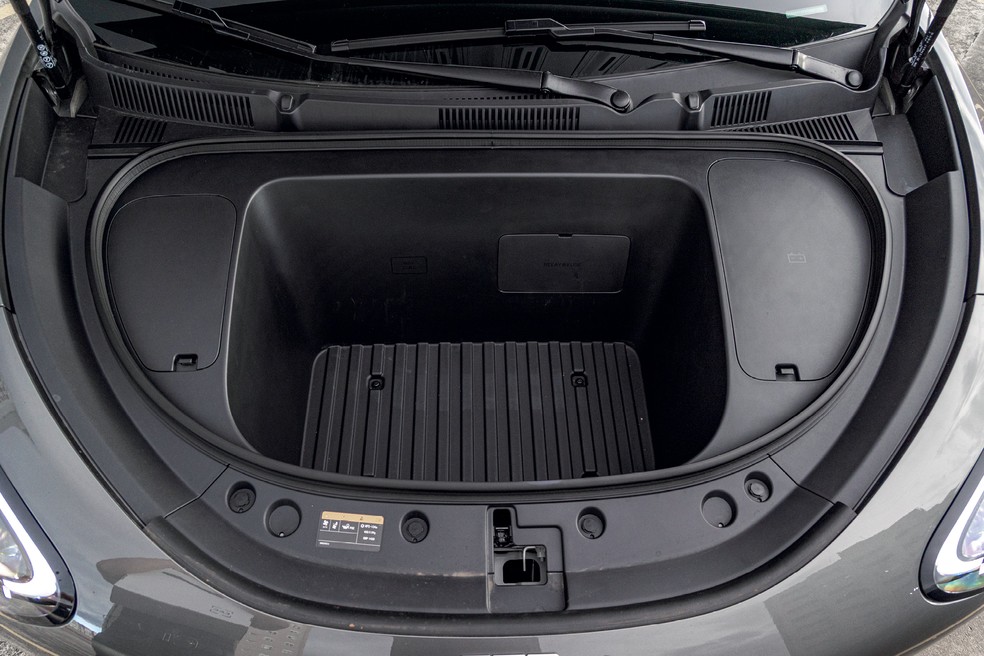 Geely EX2 Pro tem um espaço baixo do capô com 70 litros extras  — Foto: Renato Durães/Auto News Brasil