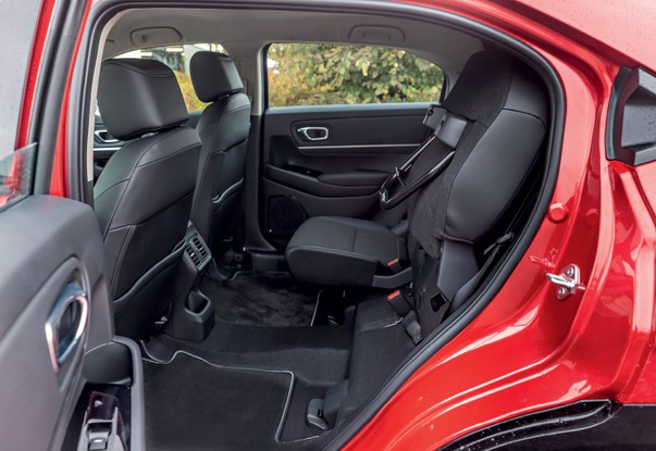 Honda HR-V - Atrás, há bastante espaço para as pernas, pois o banco foi recuado — medida que roubou capacidade do porta-malas
