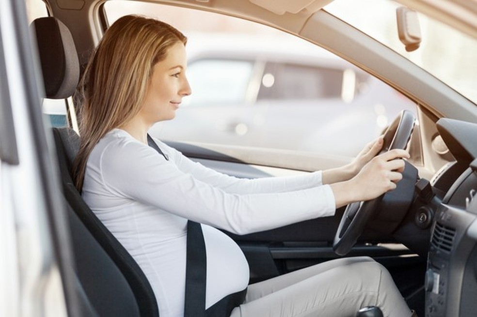 Por lei, dirigir qualquer tipo de veículo é uma atividade legalmente liberada para a grávida em qualquer período da gestação (Foto: Thinkstock) — Foto: Auto Esporte