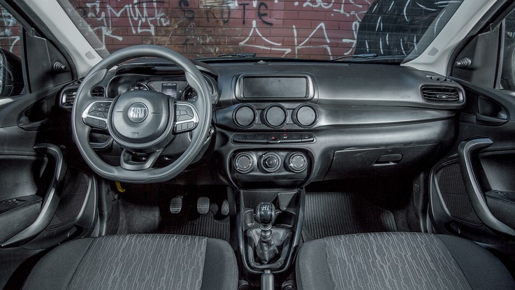 Fiat Argo -  A ausência do rádio dá uma impactada  e tanto no visual, mas esse é um Argo  mais para frotistas 