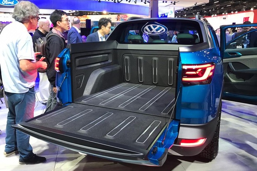 A divisória entre cabine e caçamba pode ser rebatida para expandir o compartimento (Foto: Diogo de Oliveira/Auto News Brasil) — Foto: Auto Esporte
