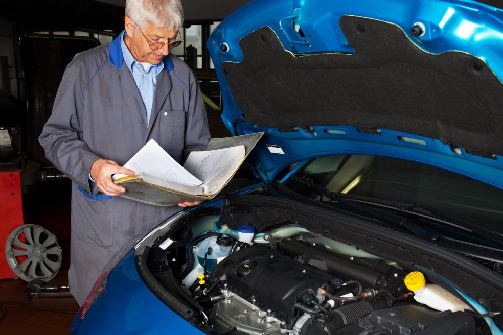 Manual do carro é o maior aliado quando o assunto é preservar o motor — Foto: Choja/Getty Images