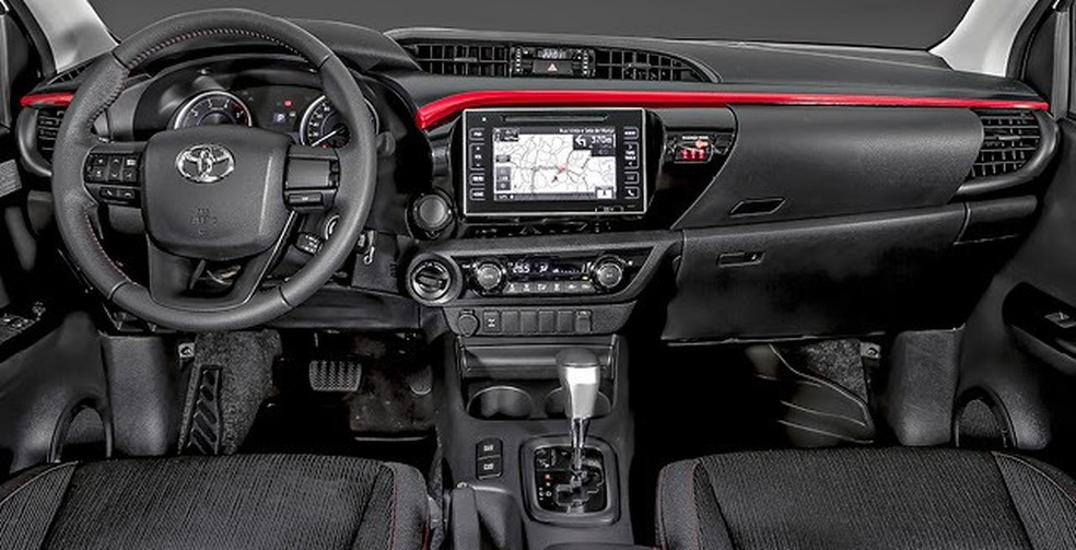 Há diversos porta-objetos e até porta-luvas refrigerado, mas o acabamento da cabine é simples e a “telinha”, difícil de operar — Foto: Auto Esporte