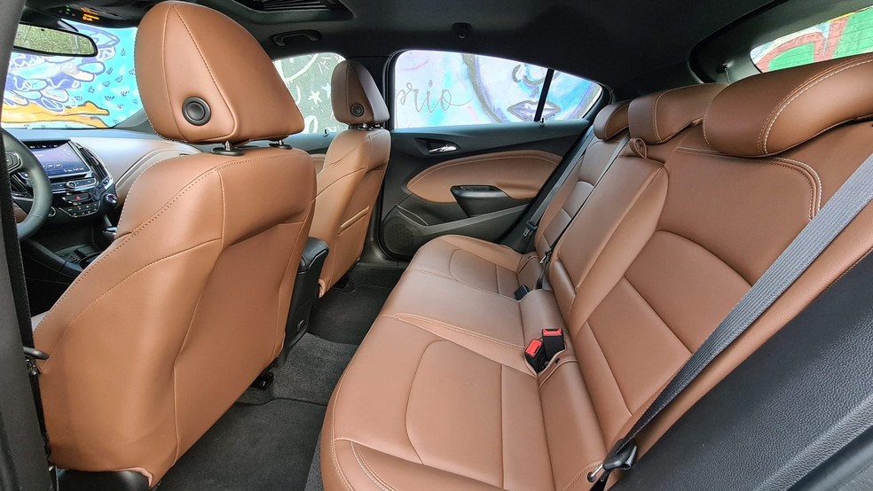 Atrás há espaço razoável para dois adultos — Foto: Rodrigo Ribeiro/Auto News Brasil