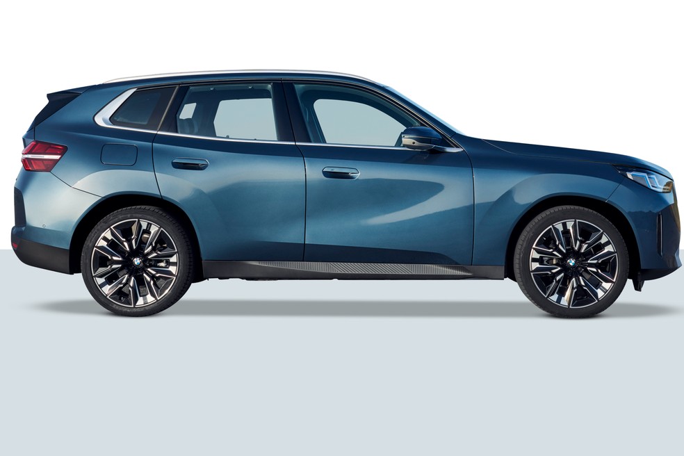 BMW X3 PHEV 30e XDrive tem linha de cintura arrojada, ascendente — Foto: Divulgação