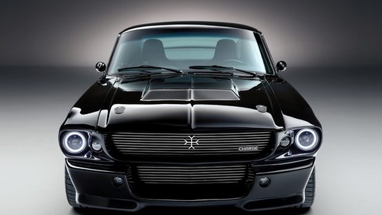 Ford Mustang troca V8 por motores elétricos em versão retrô-moderna