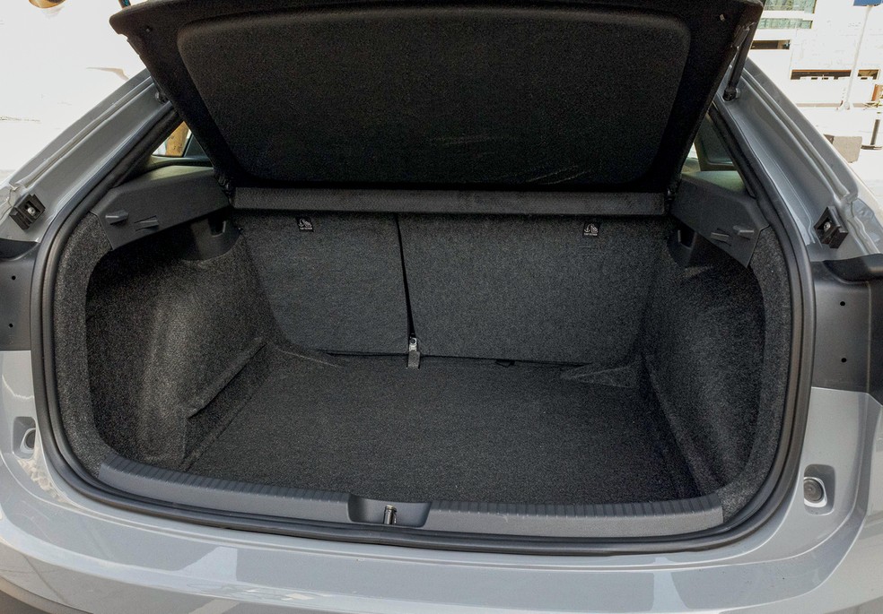 Volkswagen Nivus tem 415 litros de capacidade no porta-malas — Foto: Renato Durães/Auto News Brasil