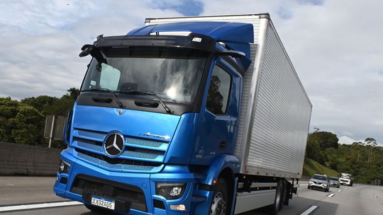 Caminhão elétrico da Mercedes promete ir de SP ao RJ sem recarga; consegue? Caminhão elétrico da Mercedes promete ir de SP ao RJ sem recarga; consegue?