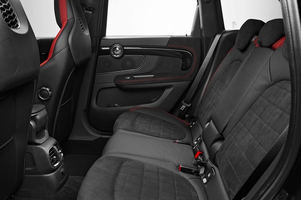 Banco traseiro oferece bom conforto para até dois adultos altos (Foto: Divulgação) — Foto: Auto Esporte