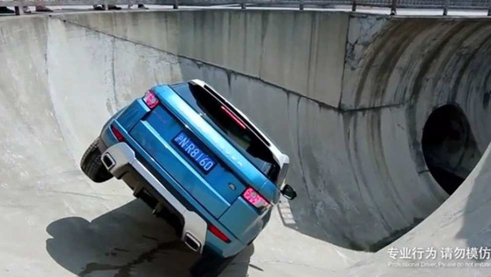 Range Rover Evoque na pista de skate (Foto: Reprodução) — Foto: Auto Esporte