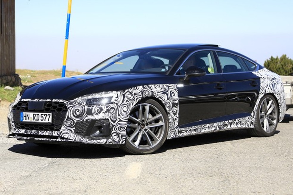 Audi A5 Sporback foi flagrado em testes (Foto: AutoMedia/Auto News Brasil) — Foto: Auto Esporte