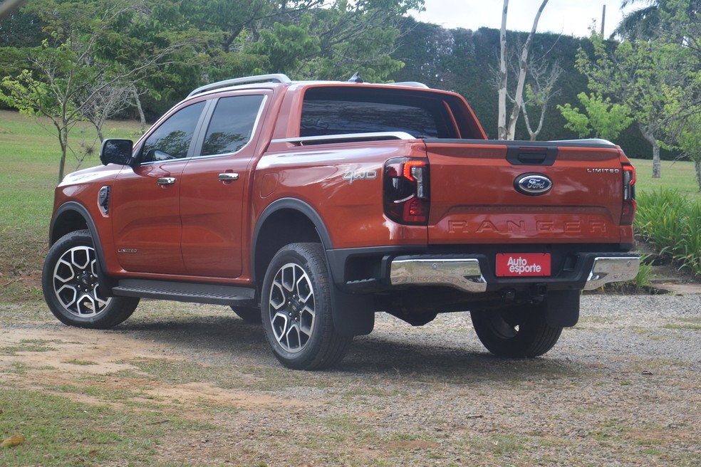 Ford Ranger Limited é confortável e balanã pouco para uma picape média  — Foto: André Schaun/Autoesporte