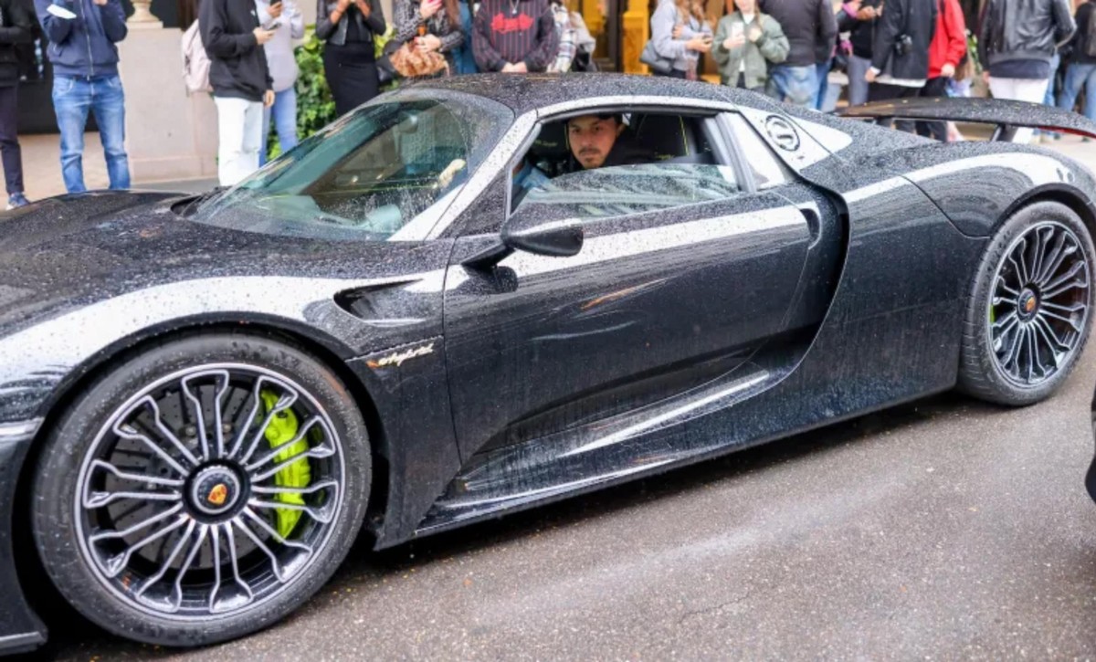 Ibrahimović chega de Porsche 918 Spyder de R$ 4,5 milhões na
