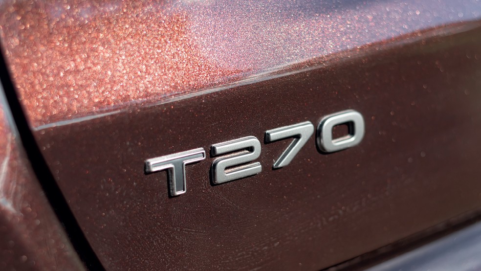 O T270 estampado na tampa do porta-malas marca o torque do novo motor: são 270 Nm, ou o equivalente a 27,5 quilos, que são entregues em baixa rotação: 1.750 rpm — Foto: Leo Sposito