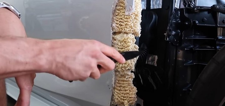 Chevrolet Corvette reparado com macarrão instantâneo