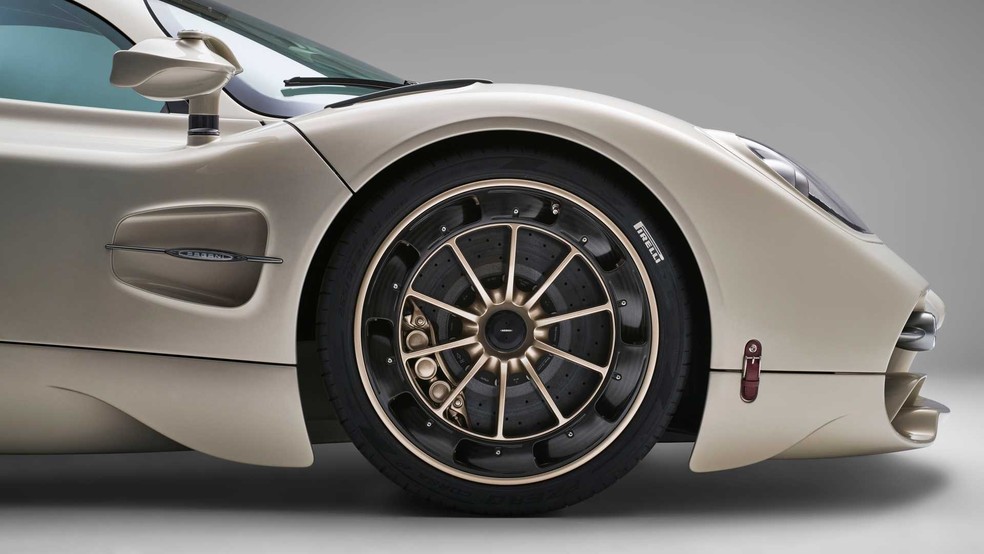 Rodas fabricadas com detalhes dourados que darão um belo visual com o carro em movimento — Foto: Foto: Reprodução
