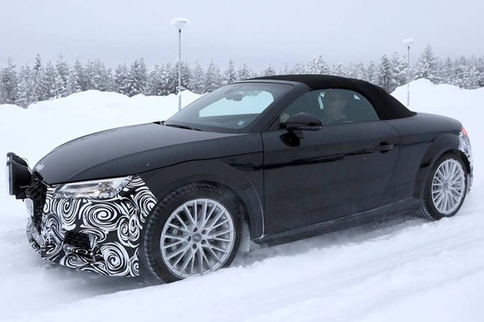 Audi TT reestilizado é flagrado na neve (Foto: Automedia) — Foto: Auto Esporte