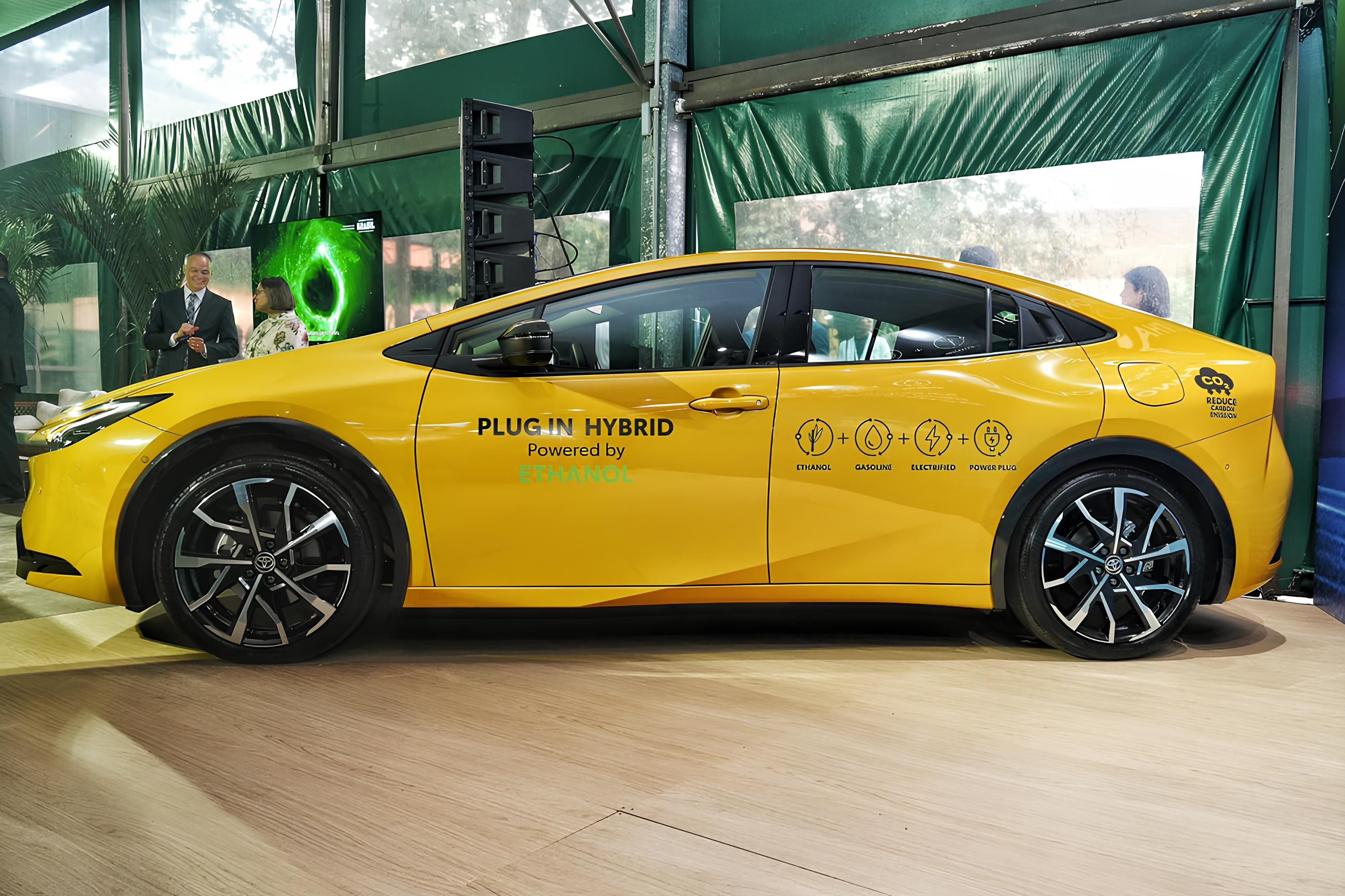 Toyota Prius híbrido plug-in flex antecipa motor de nova picape no Brasil