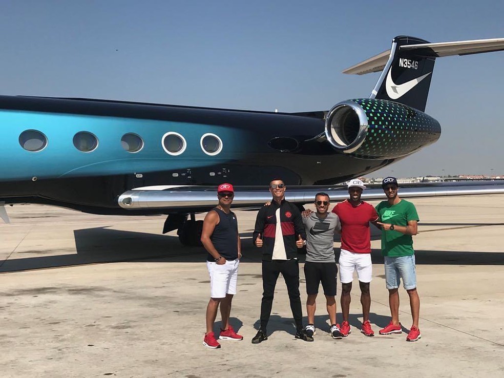 Cristiano Ronaldo e seus amigos à frente do G650ER, adesivado pela Nike — Foto: Reprodução