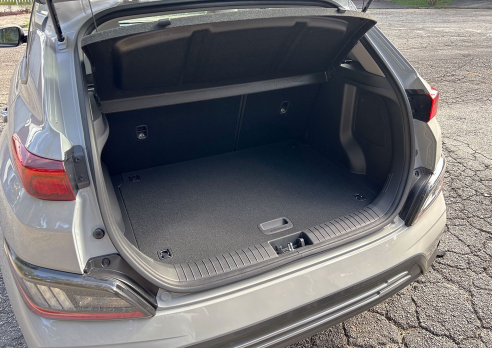 Porta-malas do Hyundai Kona é relativamente pequeno, 332 litros — Foto: André Paixão/Autoesporte