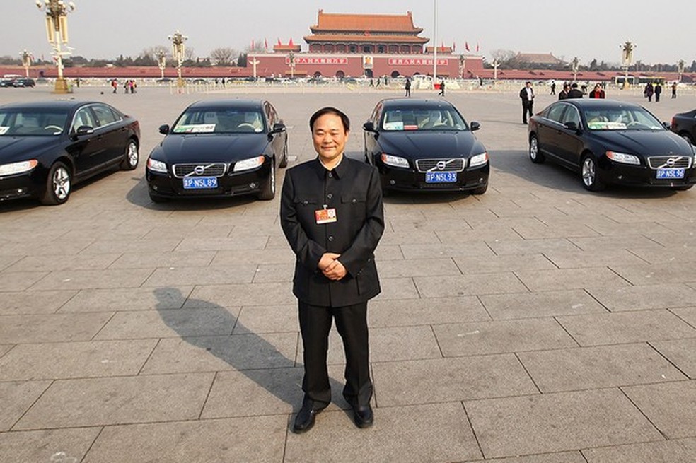 Li Shufu, presidente da Geely, posa com frota de modelos Volvo na Tiananmen Square em 2011 (Foto: Feng Li/AFP) — Foto: Auto Esporte